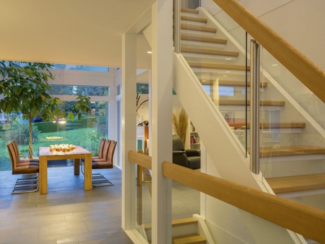 Innenansicht eines Architektenhauses mit Treppe und Essbereich