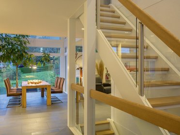 Innenansicht eines Architektenhauses mit Treppe und Essbereich