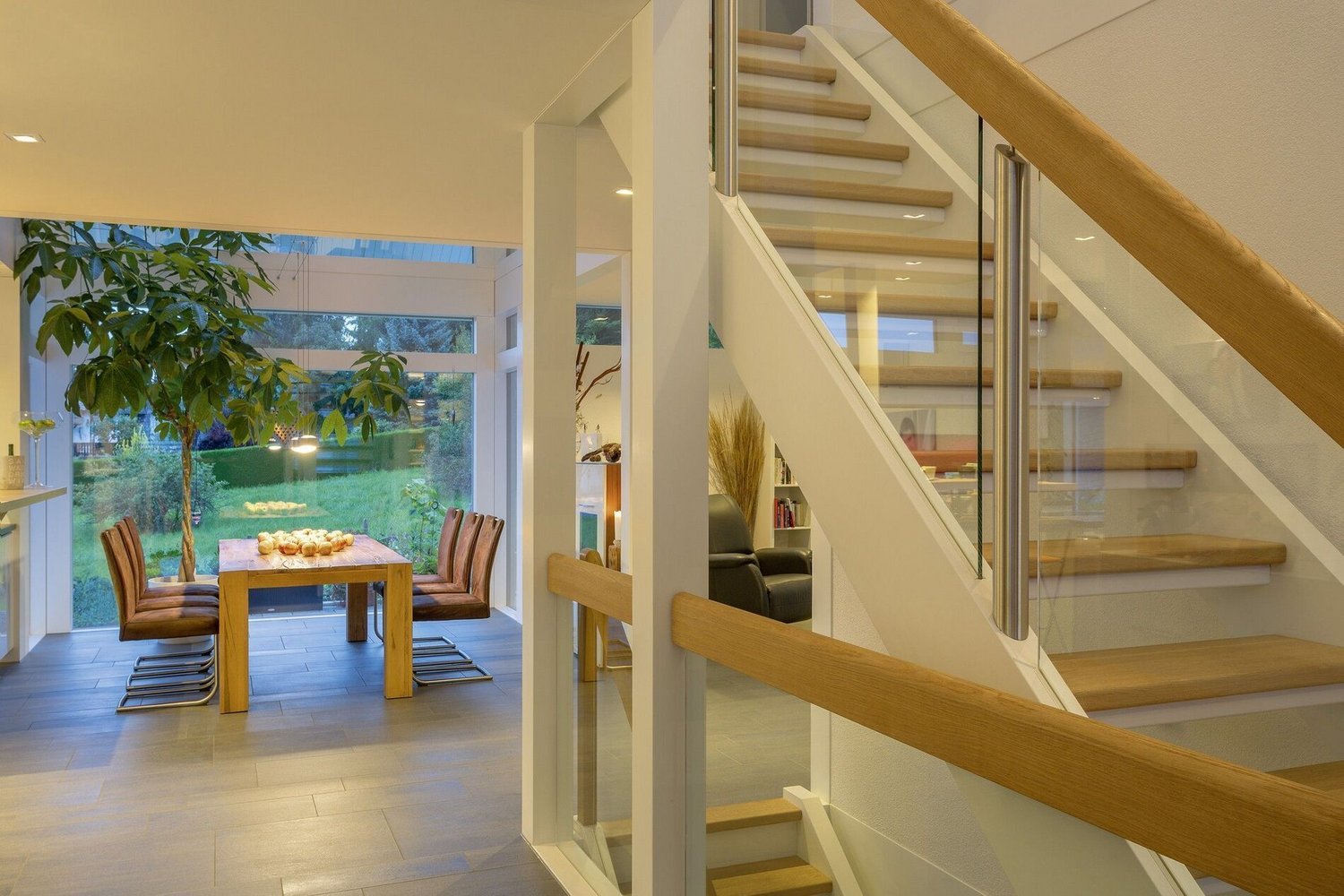 Modernes Architektenhaus mit offenem Wohnbereich Innenansicht eines Architektenhauses mit Treppe und Essbereich
