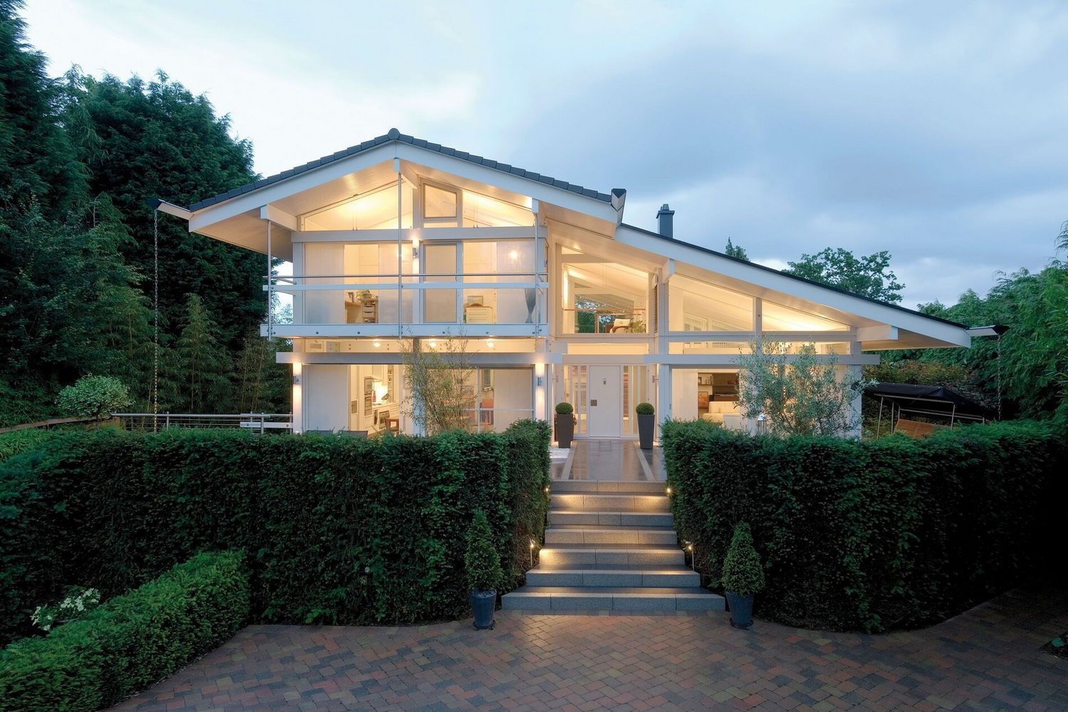 Weißes HUF Haus in harmonischer Umgebung Modernes Architekturdesign des HUF Hauses bei Abendlicht