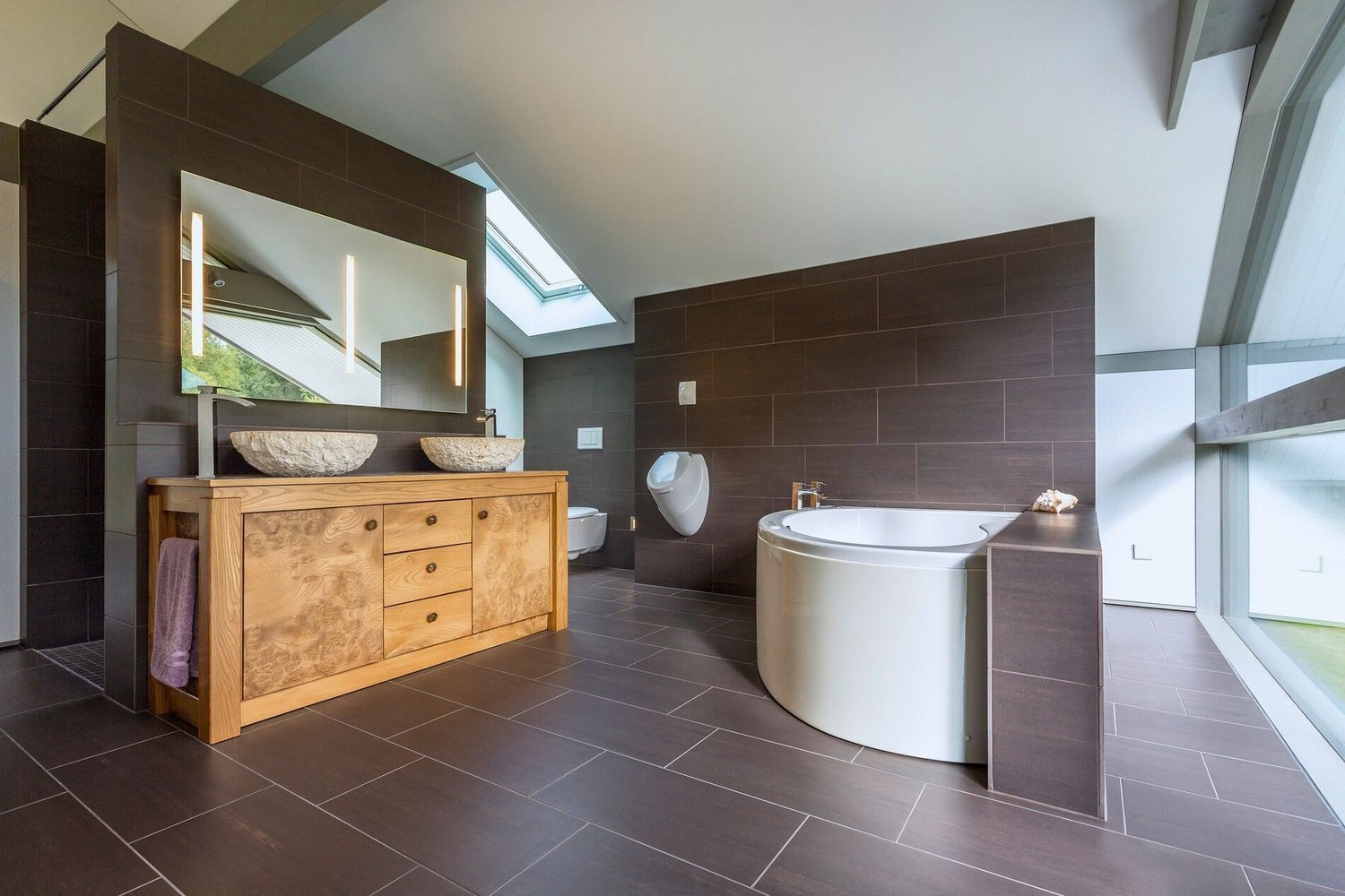HUF Haus ART 3 mit stilvollem Badezimmer und Garten Modernes Badezimmer mit Designer-Waschtisch und Badewanne