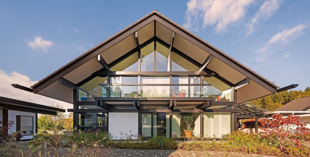 Futuristisches Wohnhaus mit einem ausgefallenen Dachdesign und Glasflächen