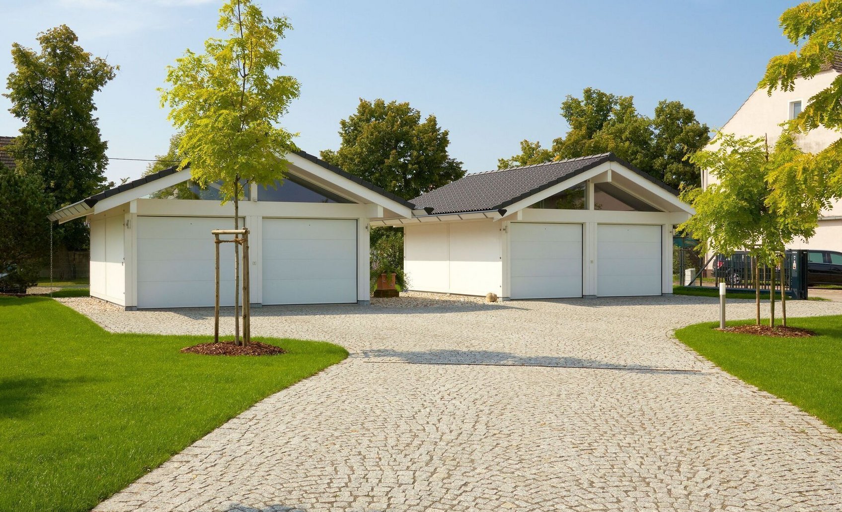 Fachwerkhaus HUF HAUS ART 4 Modernes Fachwerkhaus mit Garagen und grünem Garten