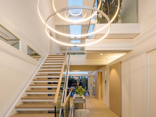 Modernes HUF Haus mit eleganter Treppe Innenansicht eines modernen HUF Hauses mit stilvollem Lichtdesign und Treppe