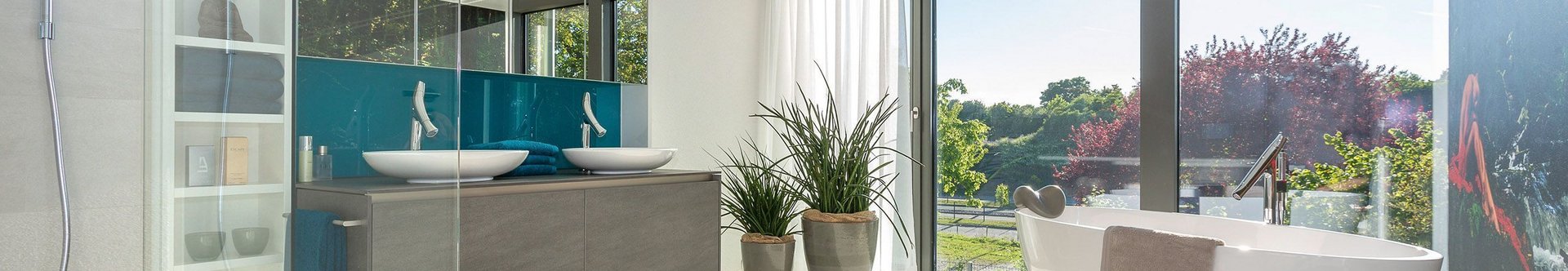 Helles Badezimmer mit großen Fenstern und Pflanzen im Inneren