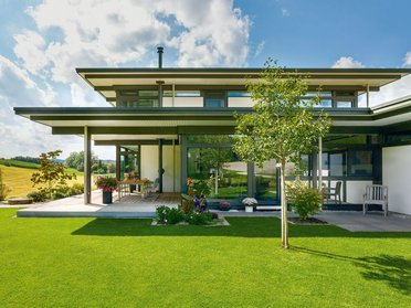 Modernes Fachwerkhaus in stilvollem Design Stilvolles modernes Fachwerkhaus mit Garten und Sonnenschein