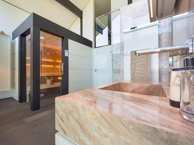 Elegantes Badezimmerdesign mit moderner Ausstattung und Sauna