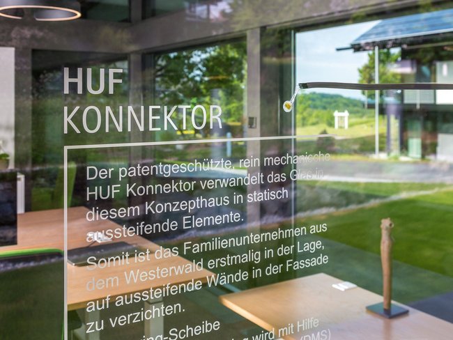 Detailansicht des HUF Konnektors in einem modernen Gebäude
