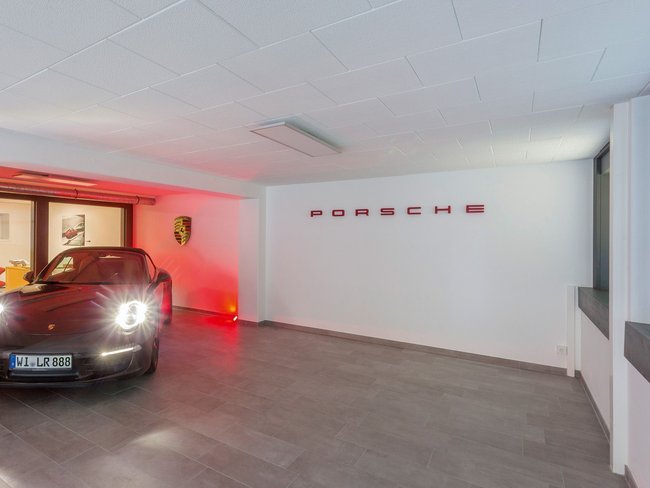 Moderne Garage mit Porsche und architektonischem Stil Geräumige Garage eines Bungalows mit Porsche und stilvollem Design