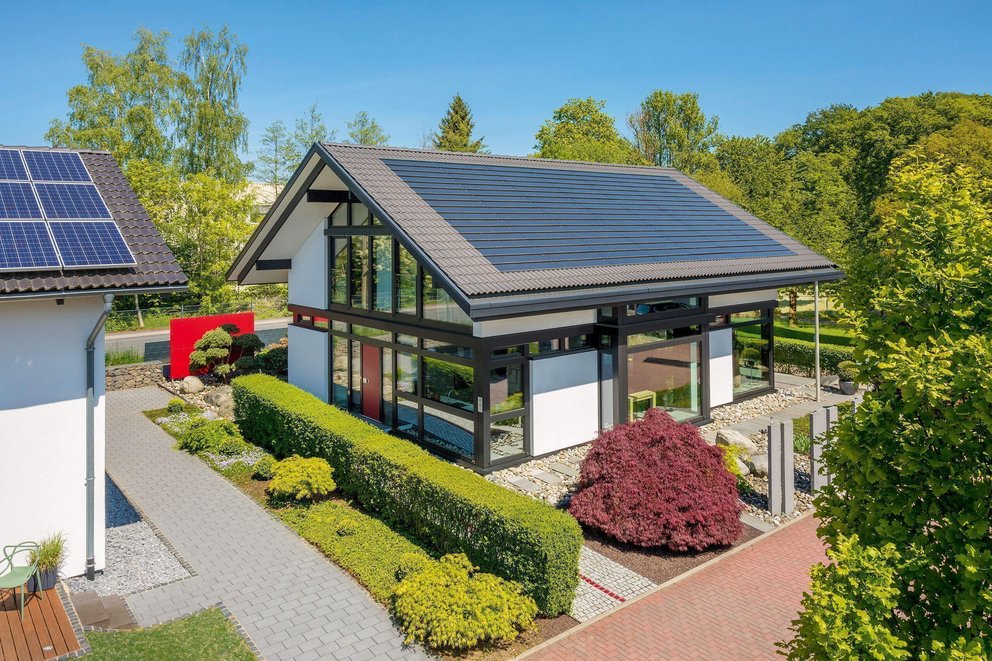 Einfamilienhaus mit Garten, Solarpanel und schöner Landschaft