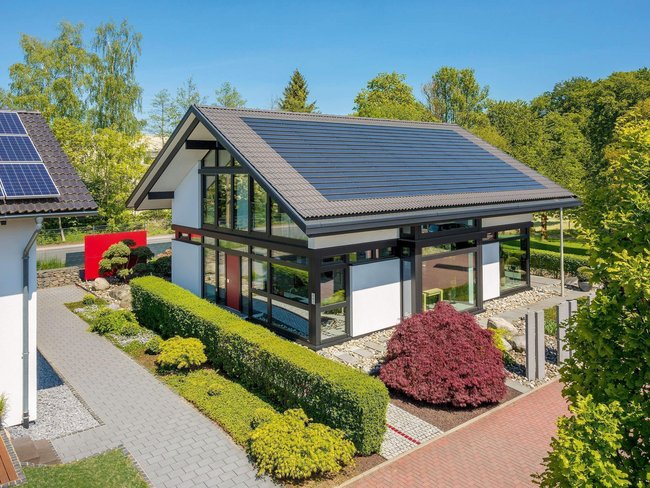 Einfamilienhaus mit Garten, Solarpanel und schöner Landschaft