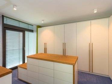 Modernes Fachwerkhaus Innenraum mit stilvoller Einrichtung Schöner moderner Innenraum mit hellen Farben und Holzdetails