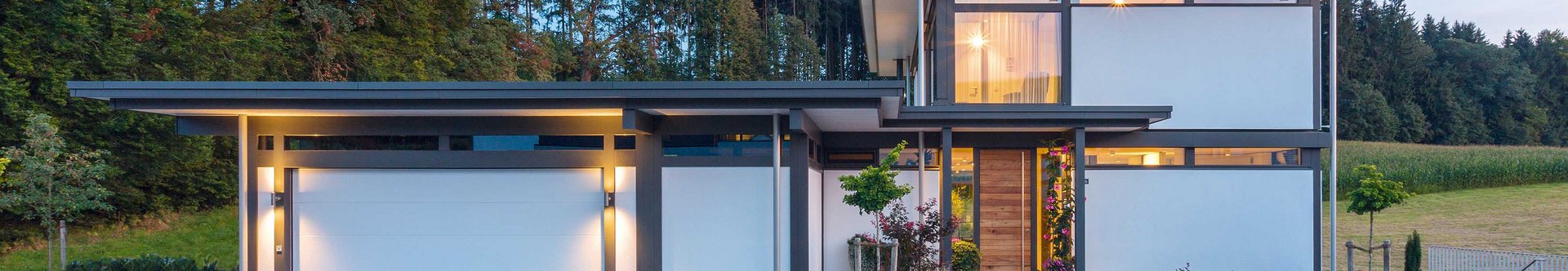 Ein modernes Haus mit klaren Linien und eindrucksvollem Design.