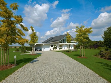 Moderne Architektur mit eingefügtem Parkplatz und Landschaftsgestaltung