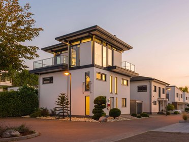 Bestandshaus mit HUF Aufstockung und moderner Architektur Futuristisches Wohngebäude mit klaren Linien und großem Balkon