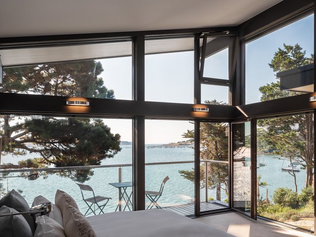 Moderne Innenansicht eines Fachwerkhauses mit Blick auf das Meer