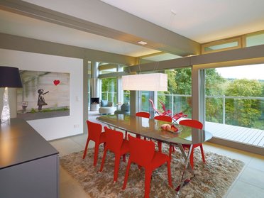 Elegantes Wohnambiente im HUF Bungalow mit Essbereich und Ausblick