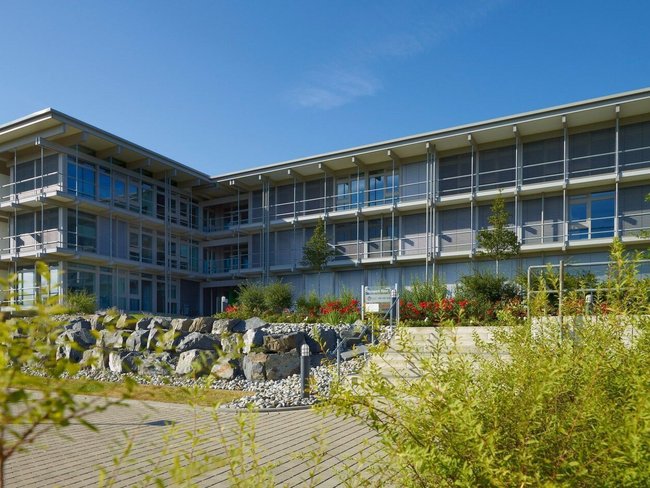 Bürogebäude HUF in moderner Architektur Ansicht des Bürogebäudes HUF mit moderner Fassade und Umgebung