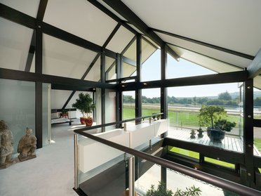 Helles Innendesign mit großen Fenstern und Blick auf die Natur