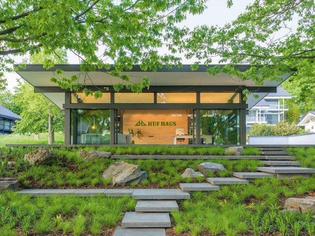 Elegante Architektur eines Huf Hauses in einer grünen Umgebung