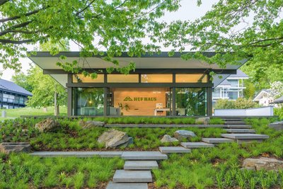 Elegante Architektur eines Huf Hauses in einer grünen Umgebung