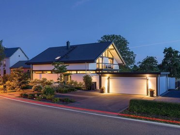 Elegantes modernes Haus mit Glas-Elementen und schönen Gärten