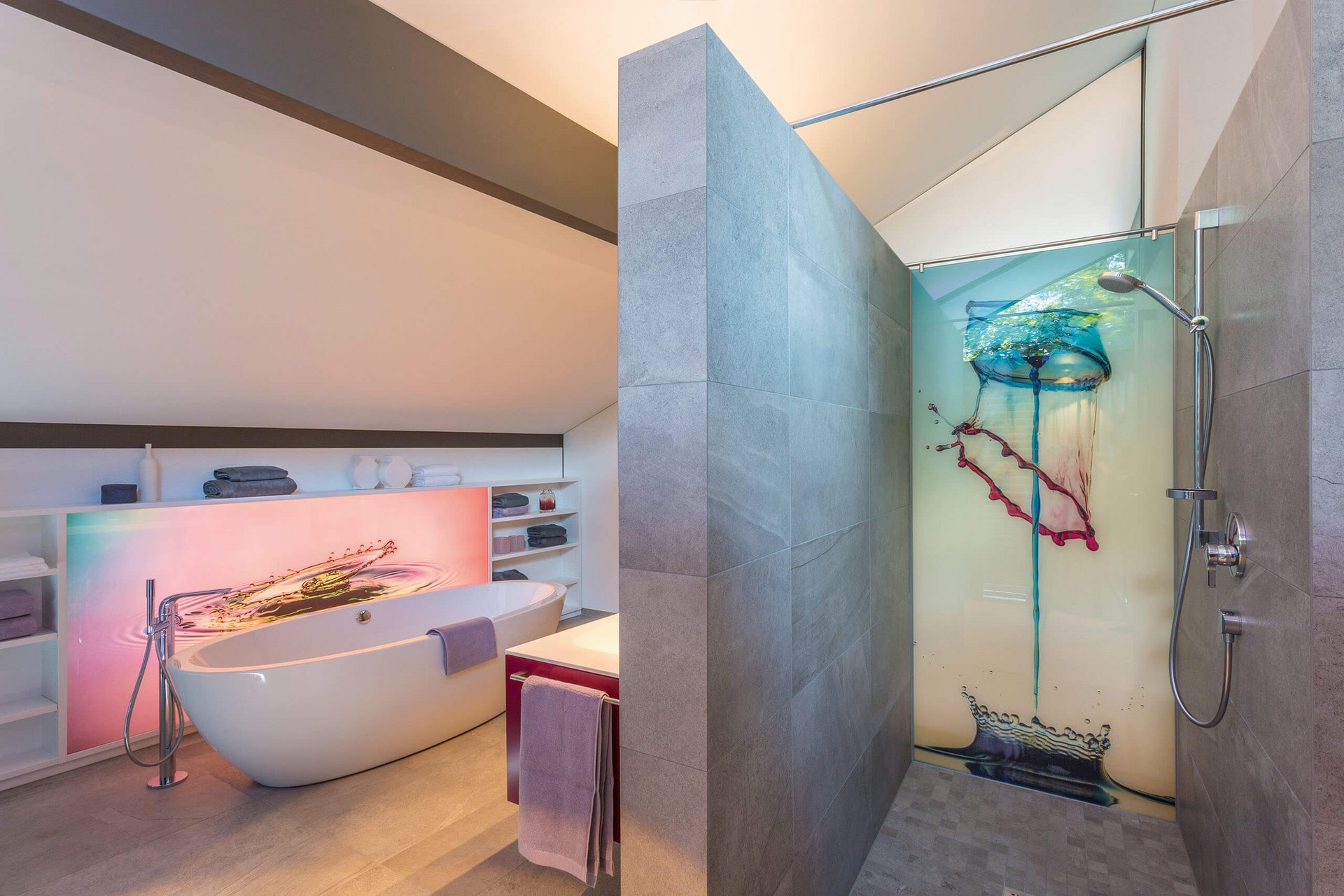 Elegantes Badezimmer mit moderner Dusche und freistehender Badewanne