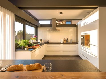 HUF Haus mit viel Tageslicht und gesundem Design in der Küche
