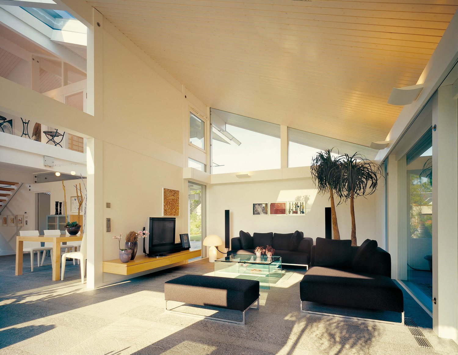 HUF Musterhaus Berlin 26 Stilvolles Wohnzimmer mit Sofa, Glas-Tisch und großen Fenstern