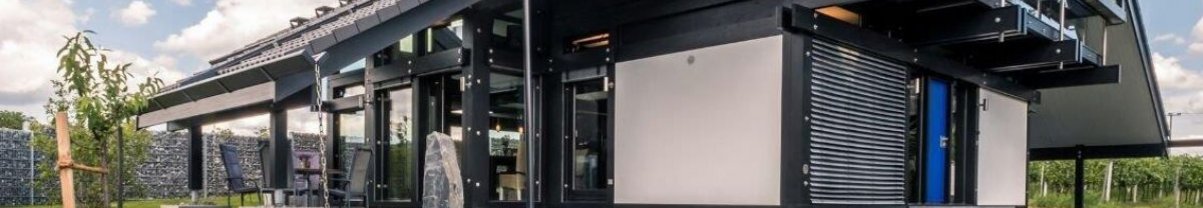 Ein modernes Haus mit stilvollem Design und Rasenfläche