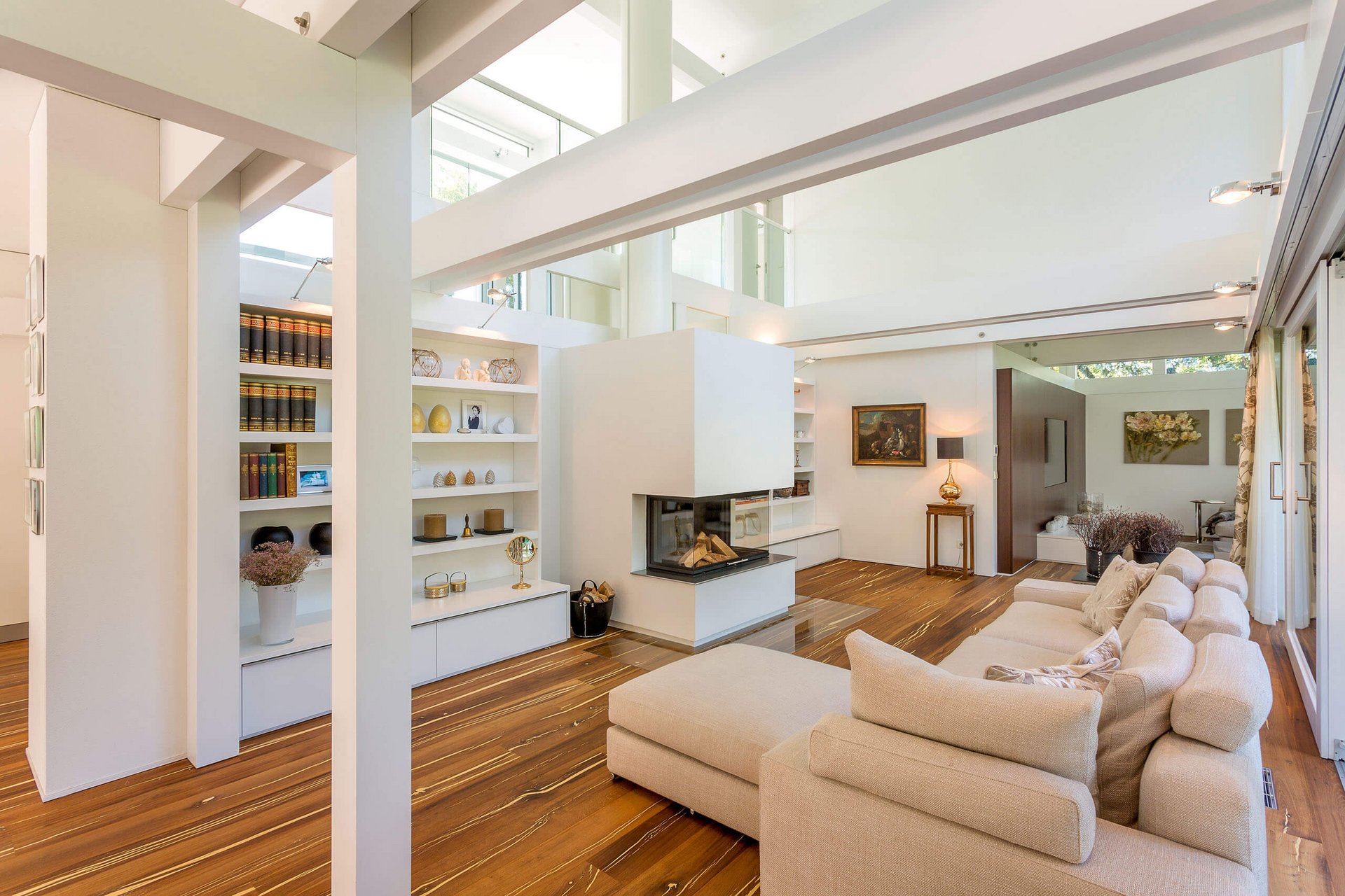 Helles Wohnzimmer mit offener Architektur und stilvollem Mobiliar