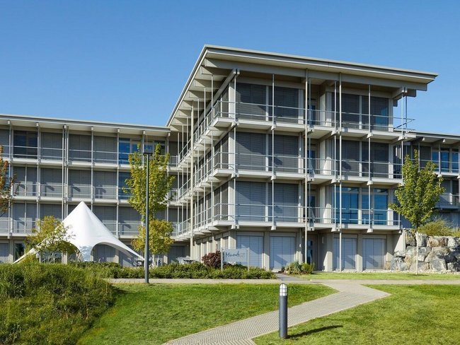 Bürogebäude HUF in modernem Design Moderne Architektur des Bürogebäudes HUF mit grüner Umgebung