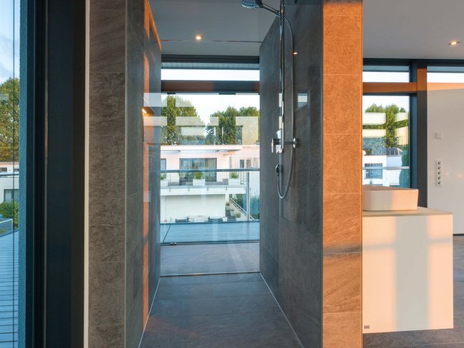 Moderne Dusche in neuem Badezimmerdesign Stylische Duschkabine in einem hellen, modernen Raum