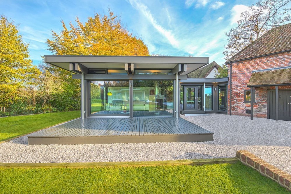 Moderner Anbau mit Glasfront und Terrasse in ruhiger Umgebung