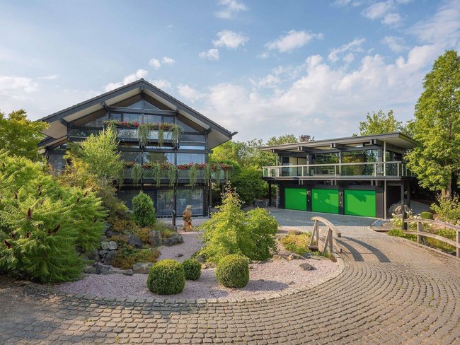 HUF Haus mit Dreifach-Garage und Bürogebäude Moderne Architektur mit Garten und Zuwegung zum Haus und Garage