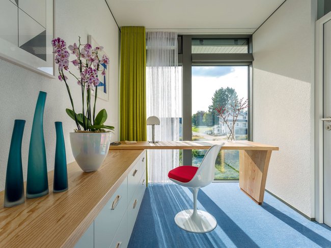 Stilvolles modernes Fachwerkhaus mit Büroausstattung Helles Büro in modernem Fachwerkhaus, elegante Möbel und Pflanzen