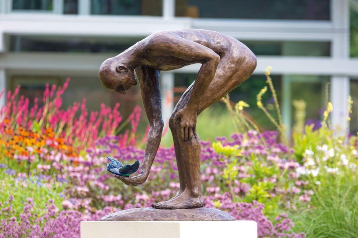 HUF Haus ART 3 mit Garten und Skulptur Moderne Skulptur eines Mannes in einem bunten Garten