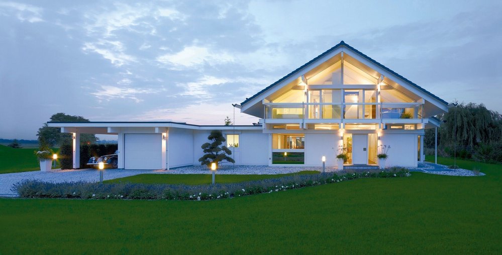 Elegante Architektur der Villa bei Sonnenuntergang