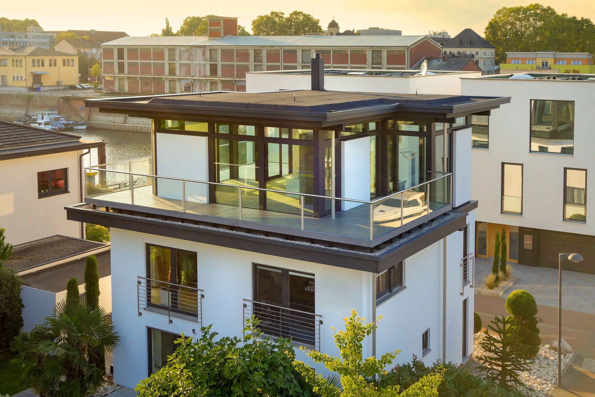 Moderne Architektur eines aufgestockten Hauses mit Glasbalkon