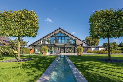 transparentes Fachwerkhaus aus Holz und Glas, Panoramaansicht