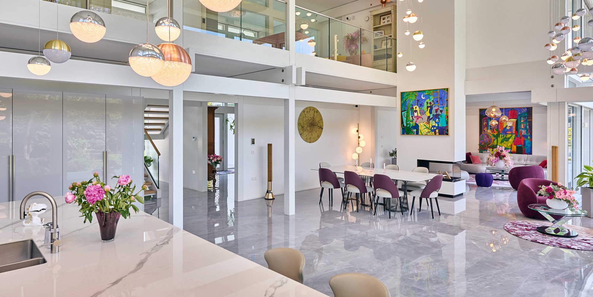 Moderne weiße Villa mit Flachdach und offenem Wohnraum HUF Architektenhaus mit luxuriösem Interieur und großen Fenstern