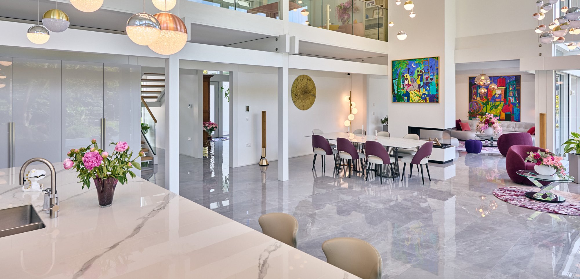 Moderne weiße Villa mit Flachdach und offenem Wohnraum HUF Architektenhaus mit luxuriösem Interieur und großen Fenstern
