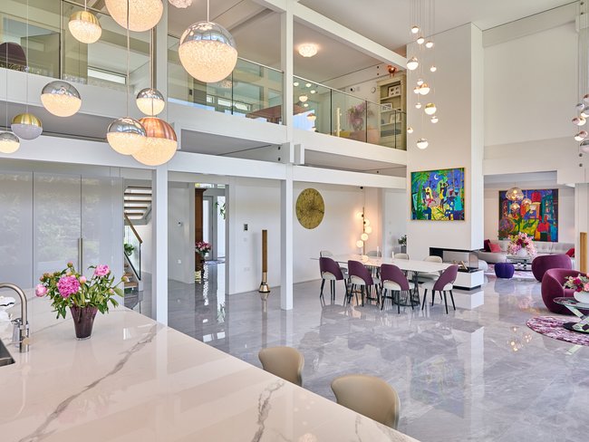 Moderne weiße Villa mit Flachdach und offenem Wohnraum HUF Architektenhaus mit luxuriösem Interieur und großen Fenstern