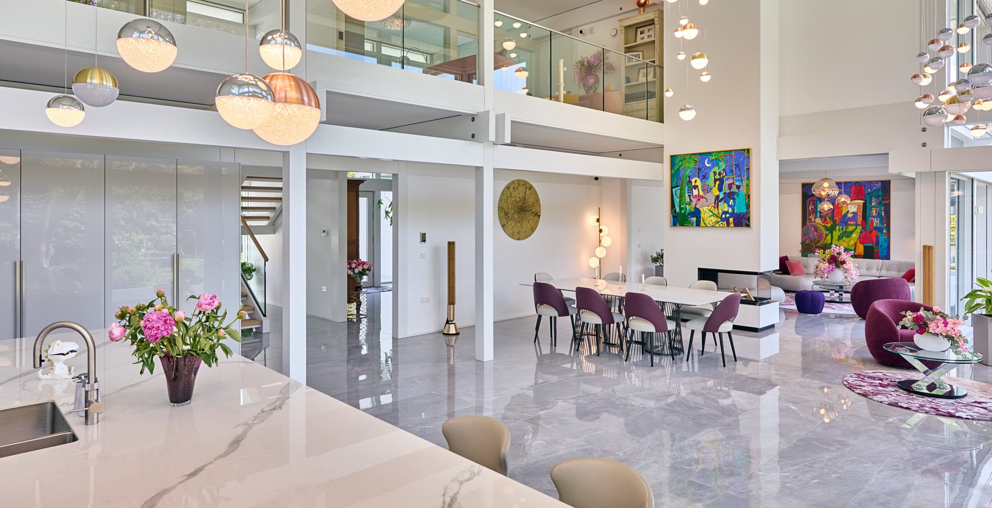 HUF Architektenhaus mit luxuriösem Interieur und großen Fenstern