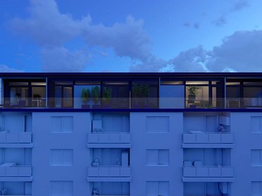 Aufstockung eines HUF Bestandshauses bei Nacht Moderne Architektur mit Balkon und Pflanzen im Abendlicht