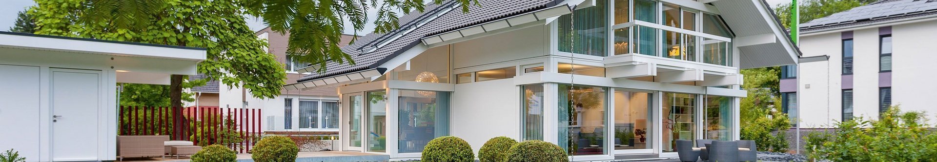Einfamilienhaus mit großem Garten und modernen Designelementen