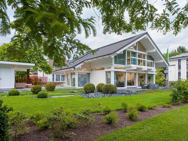 HUF Musterhaus Frankfurt weiss 39 Einfamilienhaus mit großem Garten und modernen Designelementen