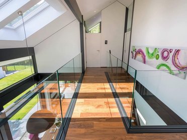Gemütliches Architektenhaus mit stilvollem Innenraum Innenansicht eines Familienhauses mit modernem Design und viel Licht