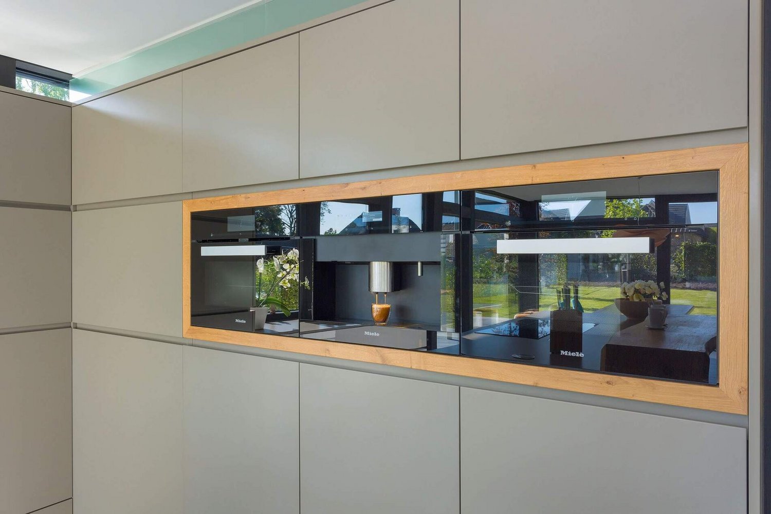 HUF house modum 810 14 Elegante Küchenfront mit Holzrahmen und modernen Geräten