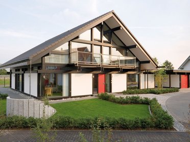 Ein elegantes Haus mit einem modernen Design und Balkon